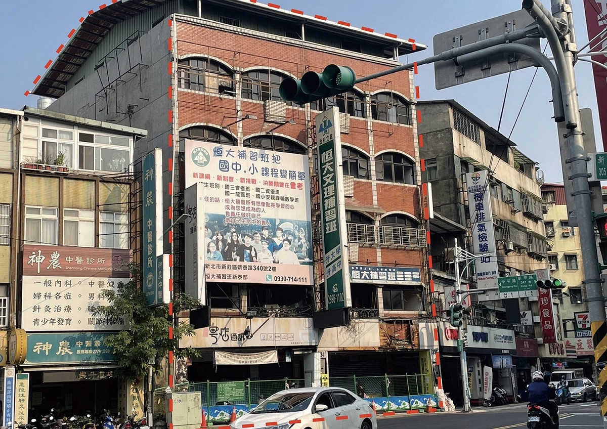 位於新莊區新泰路的海砂屋因鏽蝕嚴重，已達停用標準，為海砂屋自治條例通過以來，首件拆除案例。 圖：新北市工務局提供