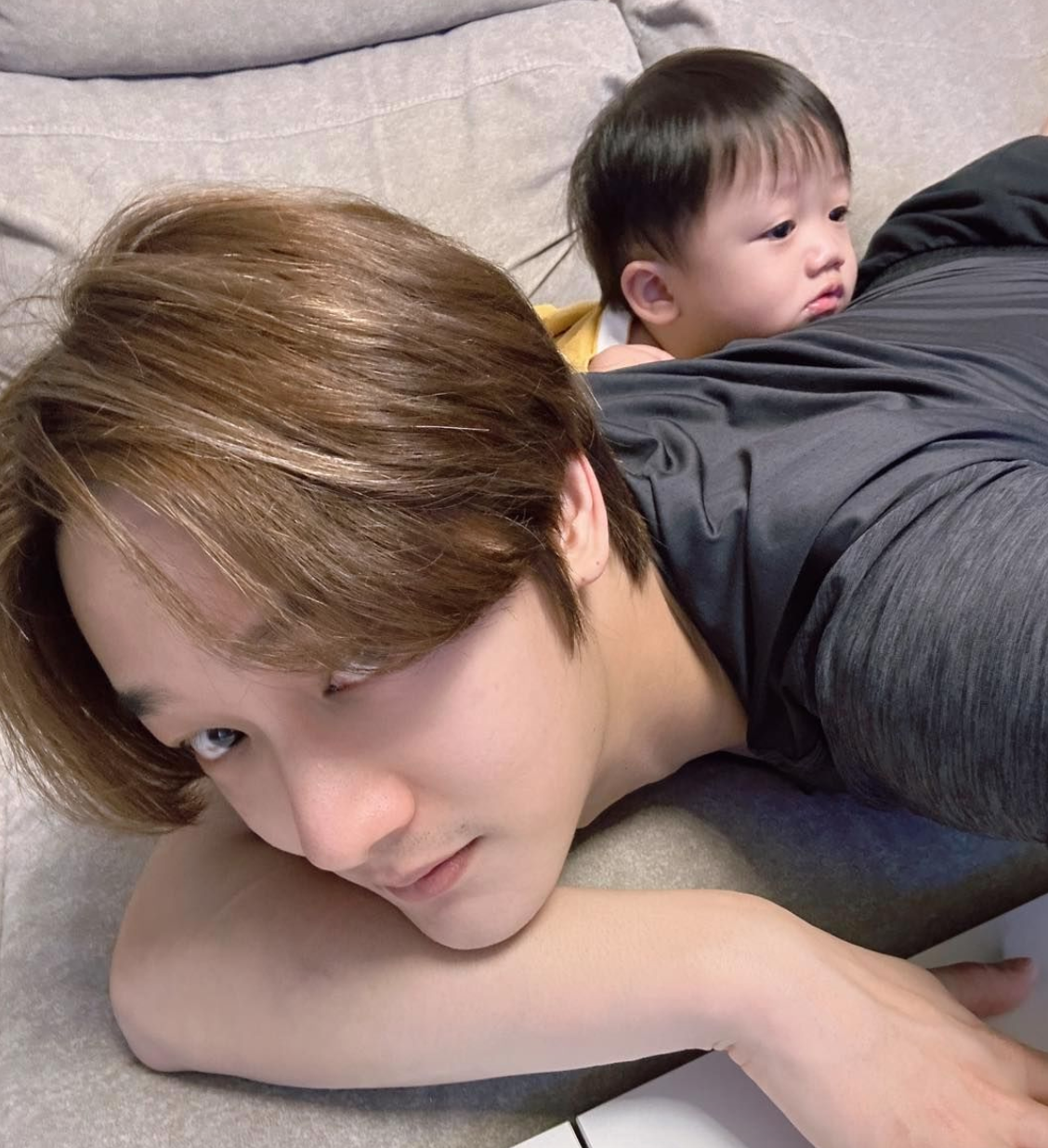 Kim分享兒子不讓自己唸故事書的影片。 圖：翻攝自Kim IG