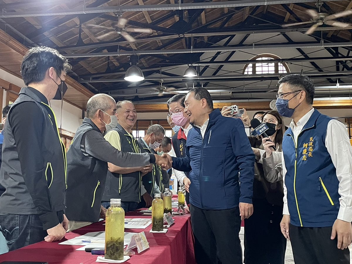 侯友宜和與會里長寒暄。 圖：新北市民政局提供