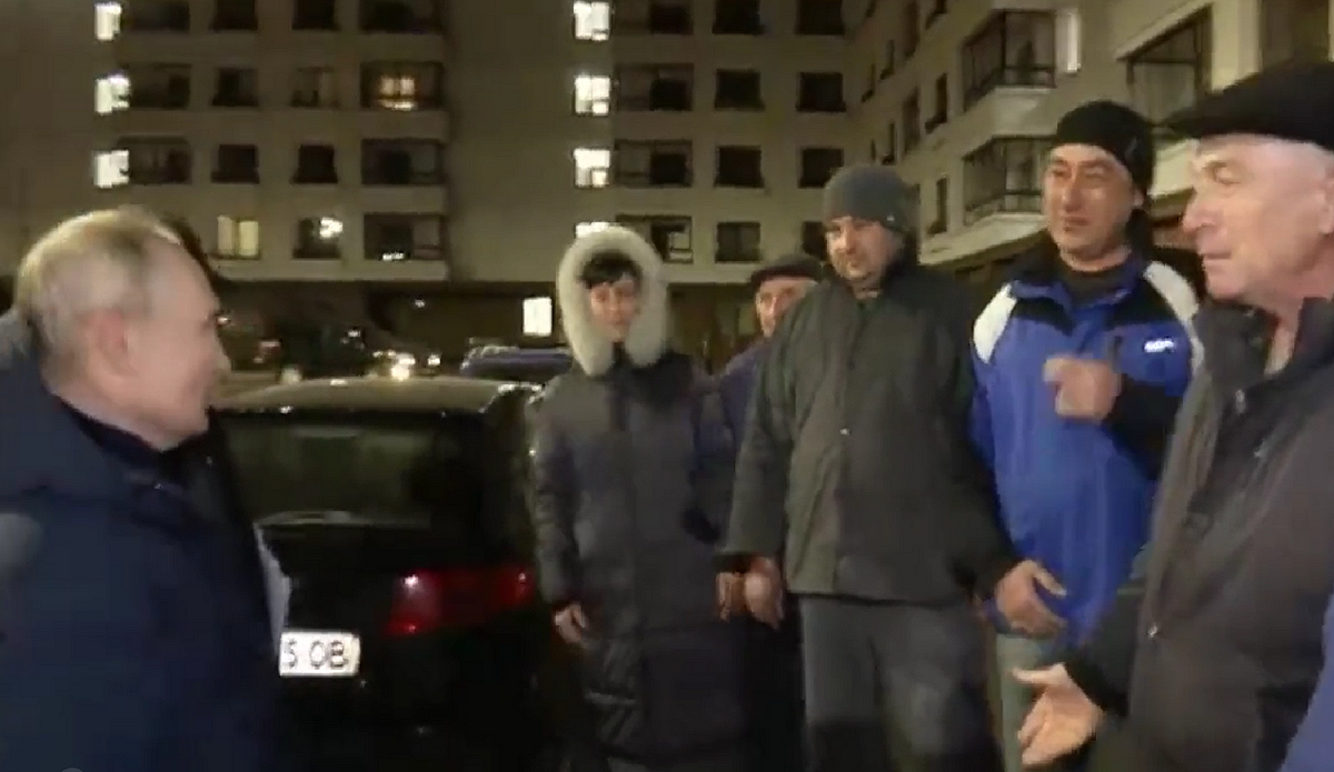 俄羅斯總統普丁 19 日前往烏東城市馬立波 ( Mariupol )視察戰後重建狀況，網傳當地居民大喊「謊話連篇，全是作秀」。 圖：擷取自推特 @kutter_li