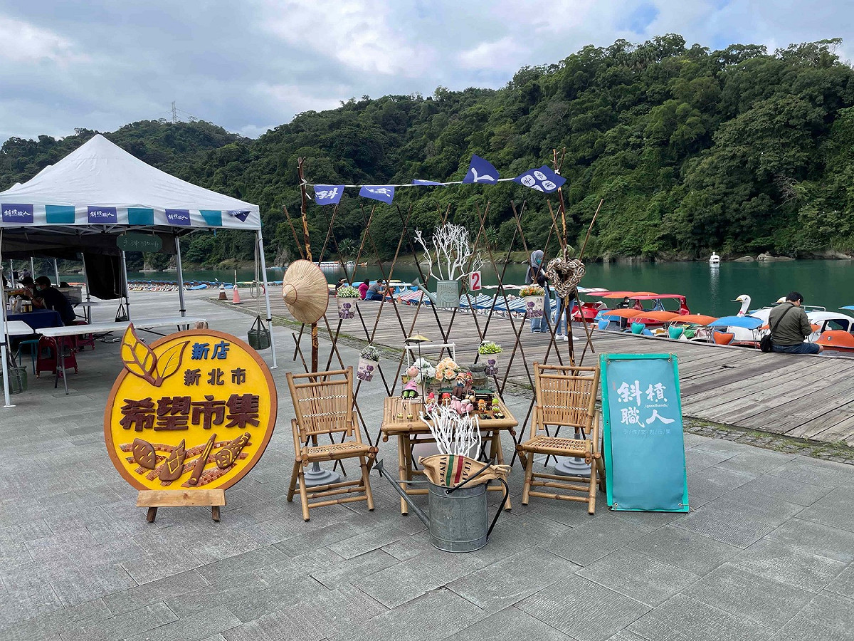 碧潭東岸廣場每週日的農夫市集販售新北市在地新鮮、安全、無毒農特產品。 圖：新北市觀旅局提供