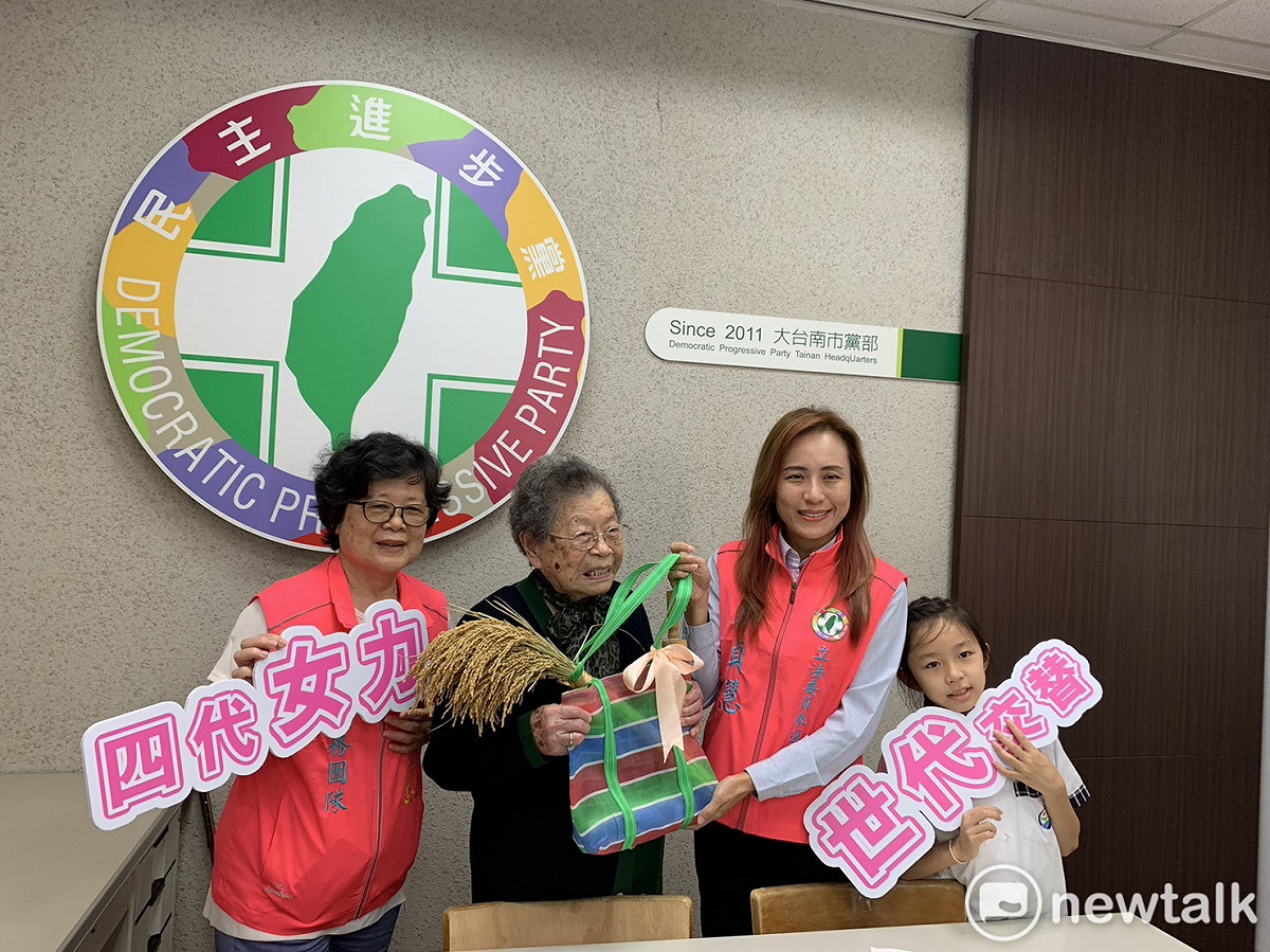 民進黨今日開始辦理立委初選領表登記，前台南市政府觀光旅遊局長郭貞慧今天一早就到民進黨台南市黨部新營辦公室領表並登記，拔得頭籌。 圖：民進黨南市黨部提供