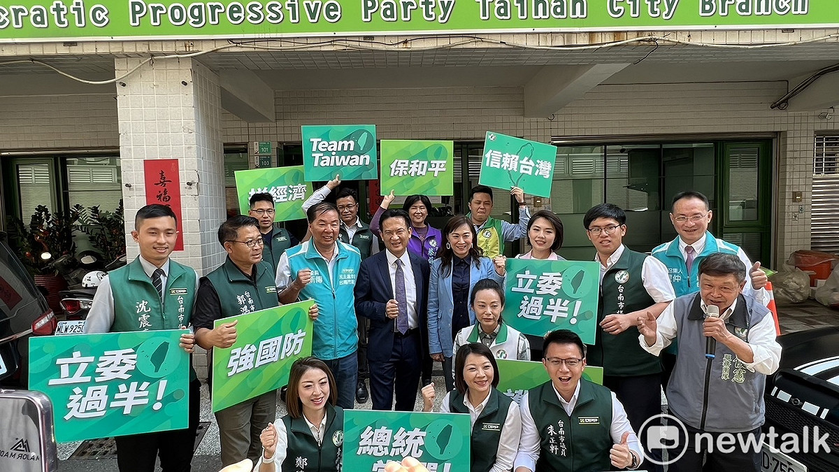 台南現任立委林宜瑾、林俊憲連袂完成登記。民進黨台南市議會黨團在總召郭鴻儀的號召下，李宗翰、陳秋宏、蔡蘇秋金、余柷青、朱正軒、沈震東、周嘉韋、林依婷、李啟維、蔡筱薇、鄭佳欣等議員也現身力挺，陪同兩人完成登記。 圖：黃博郎／攝