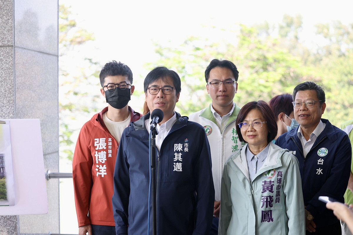 陳其邁(左二)至澄清湖淨水場關心配水情形。 圖：高雄市水利局/提供