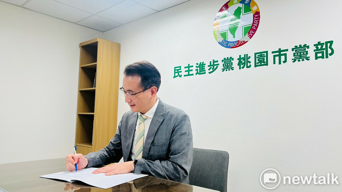 鄭運鵬完成黨內初選領表登記，爭取桃園市第一選區立委連任。 圖：林昀真／攝