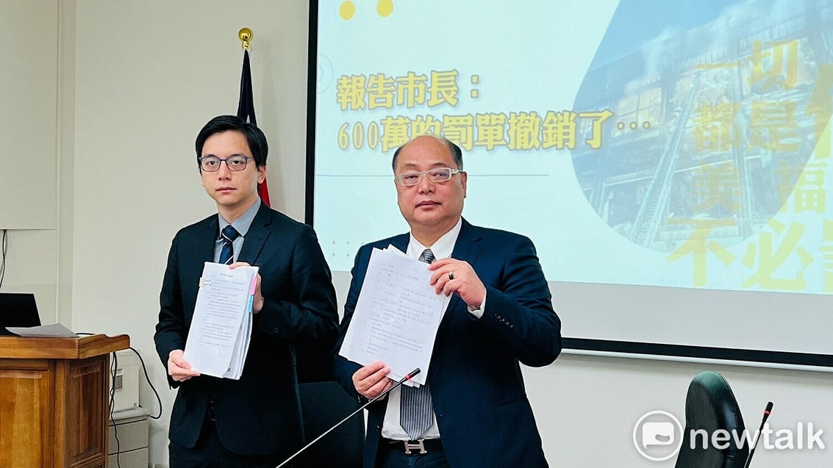 桃園市議員牛煦庭（左）、劉勝全（右）砲轟市府裁罰美福原來是荒唐騙局。 圖：林昀真／攝