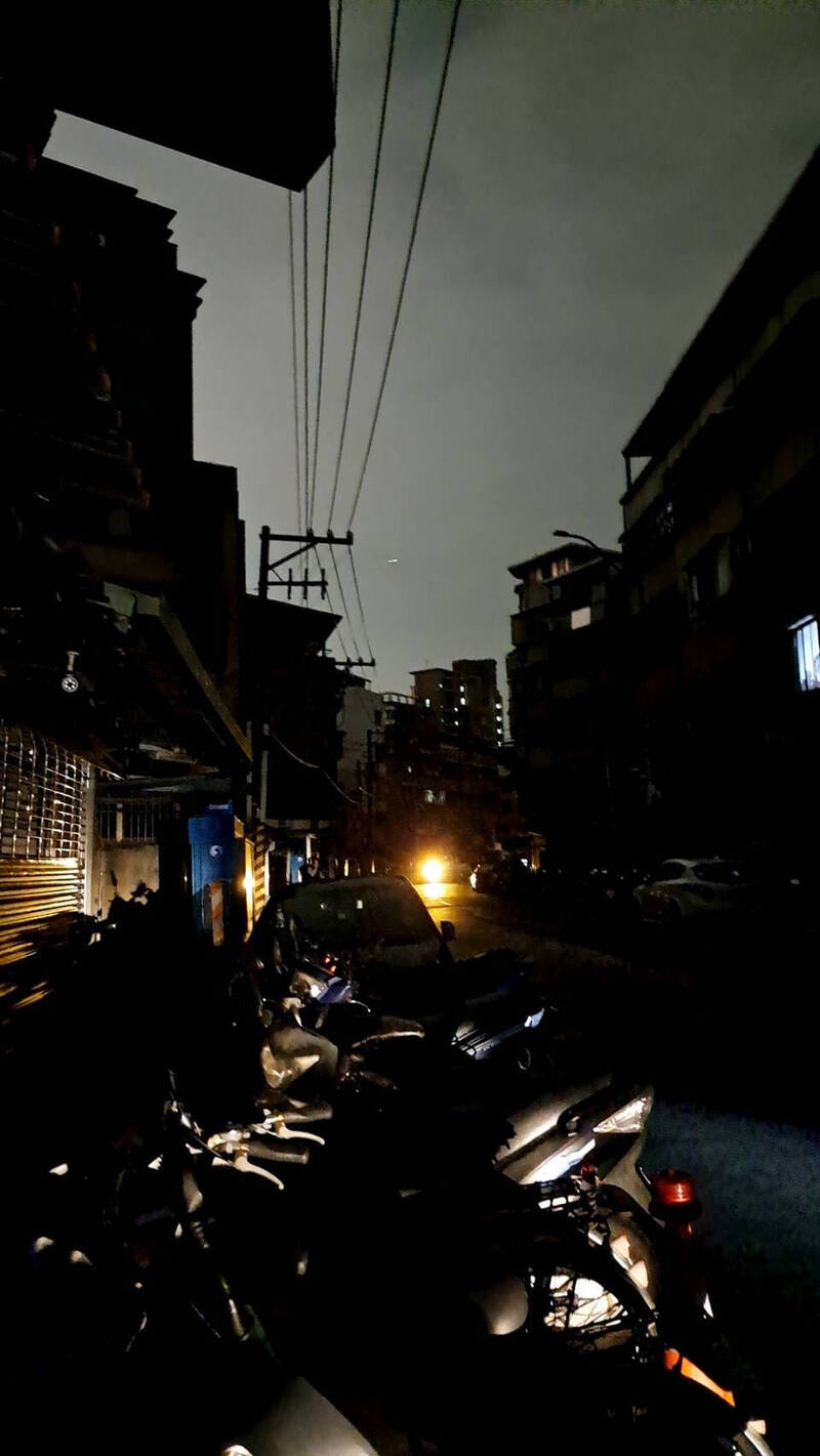 台北市士林及社子地區今（20）天晚間發生大範圍無預警跳電，造成約29302戶停電。 圖：社新里里長林德隆提供