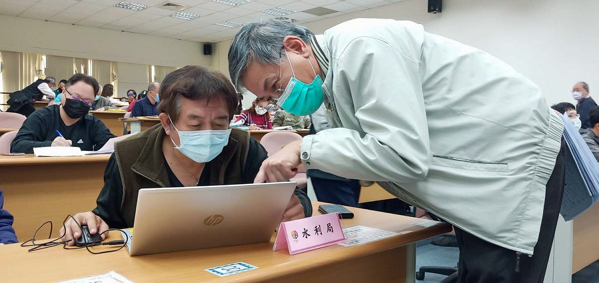改善輔導會議中，水利局協助回答業者廢污水排放相關問題。 圖：新北市經發局提供