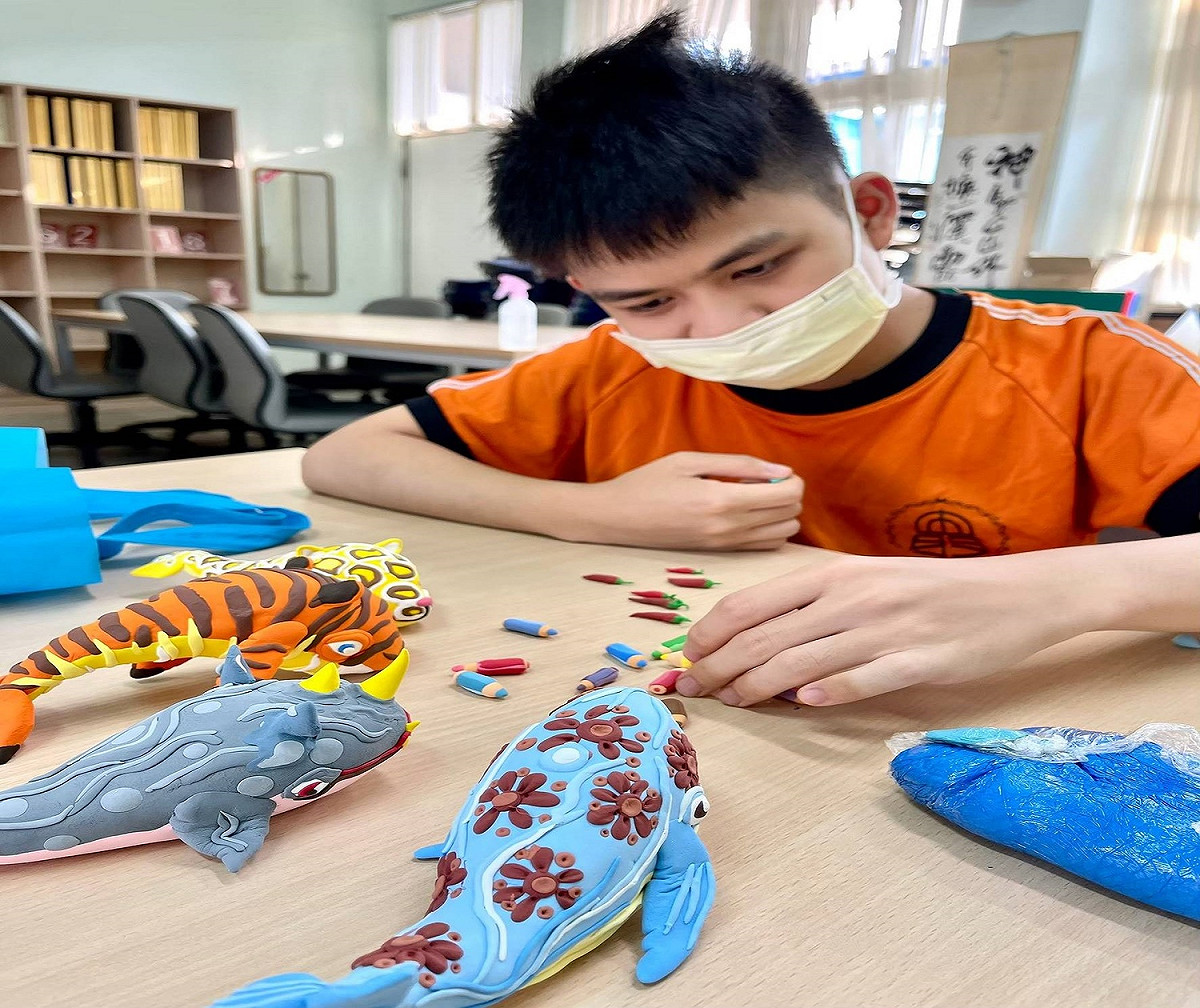新北特殊教育學校學生申請雙特方案，進行藝術創作。 圖：新北市教育局提供