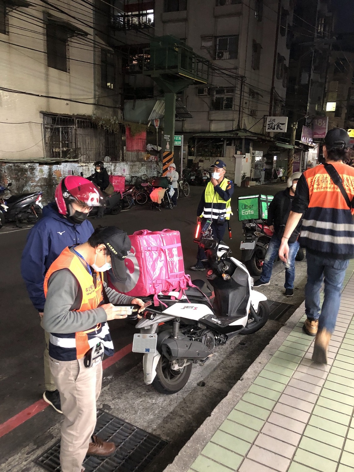 蘆洲監理站與新北市警察局蘆洲分局及三重分局持續加強違規熱點執行機車夜間路檢專案。 圖：蘆洲監理站提供