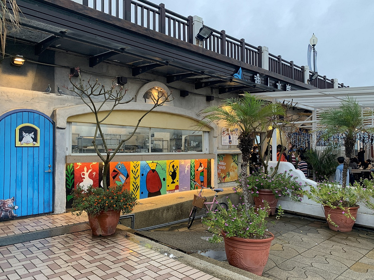 漁人水岸餐廳戶外用餐區，是觀賞情人橋光雕秀的好所在，能一邊用餐、一邊欣賞每個整點上演的光雕秀。 圖：新北市漁業處提供