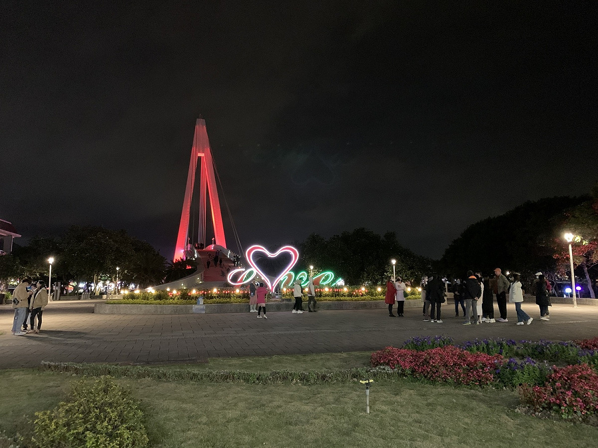 淡水漁人碼頭夜間景緻。 圖：新北市漁業處提供