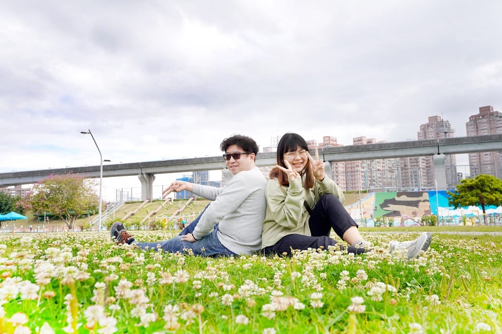 三五好友在大都會公園共享春暖花開的美好時節。 圖：新北市高灘處提供