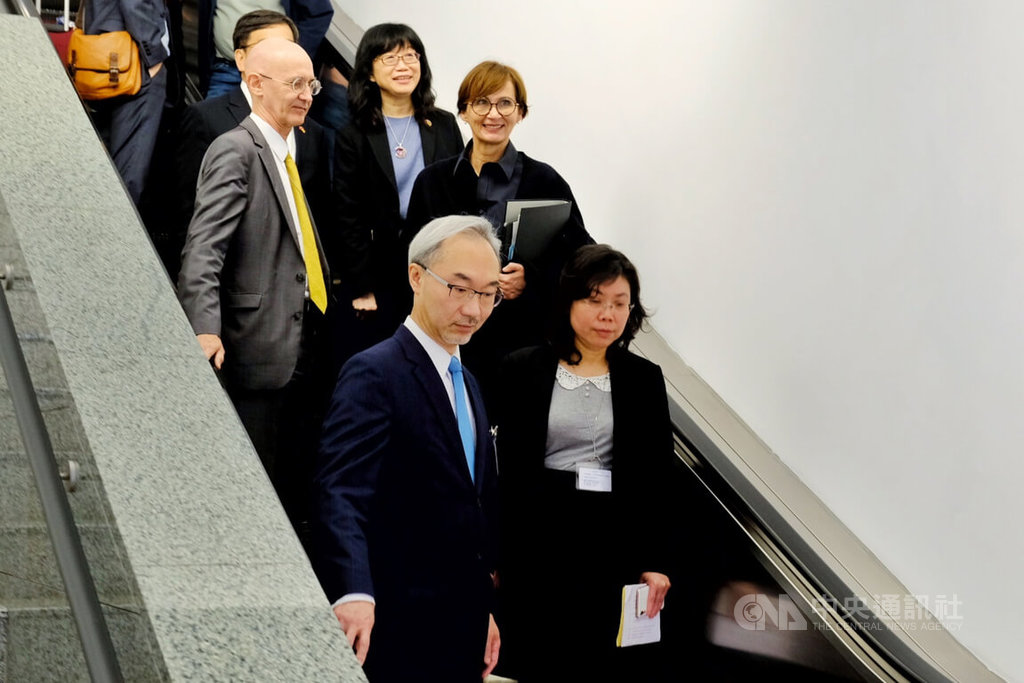 德國聯邦教育及研究部長史塔克－瓦特辛格（Bettina Stark－Watzinger）（2排右）率團訪台，一行人21日清晨6時43分搭機抵達桃園國際機場，隨後在國科會及外交部人員引領通關後搭車離去。 圖 : 中央社提供