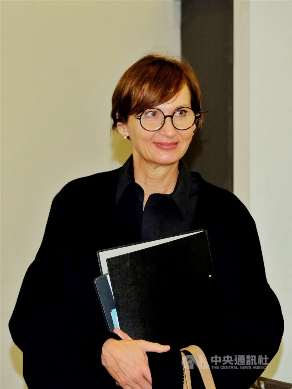 德國聯邦教育及研究部長史塔克－瓦特辛格（Bettina Stark-Watzinger）率領訪問團，一行10人搭乘中華航空CI62班機，21日清晨6時43分抵達桃園國際機場。 圖 : 中央社提供