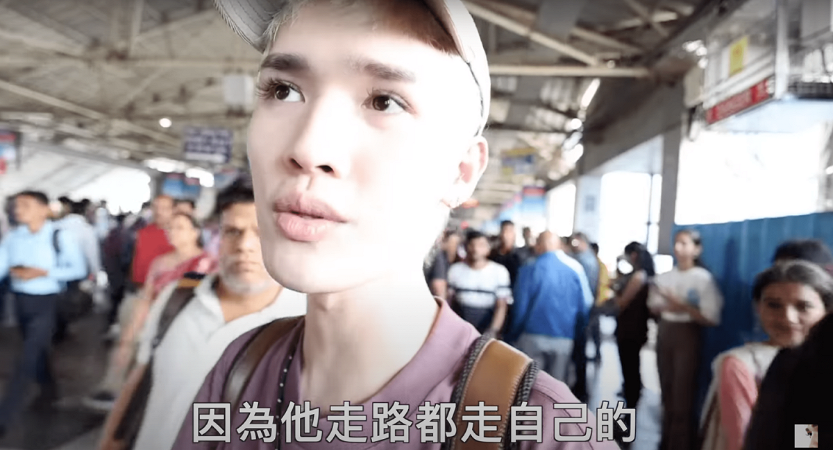在移動的過程中，導遊也都不顧鍾明軒與其他旅客，在前方自顧自地走。 圖：翻攝自IG＠big_star_ken