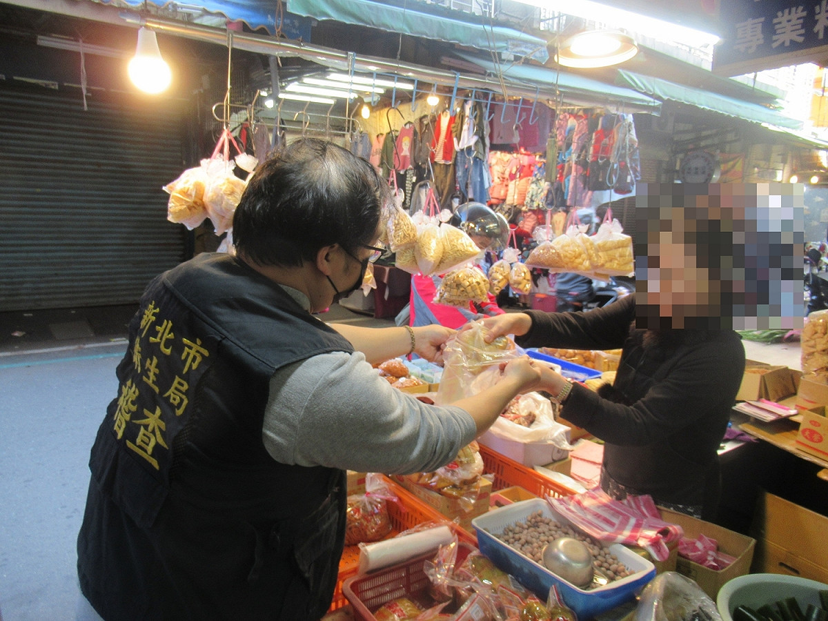 衛生局到市場抽驗清明節食品。 圖：新北市衛生局提供