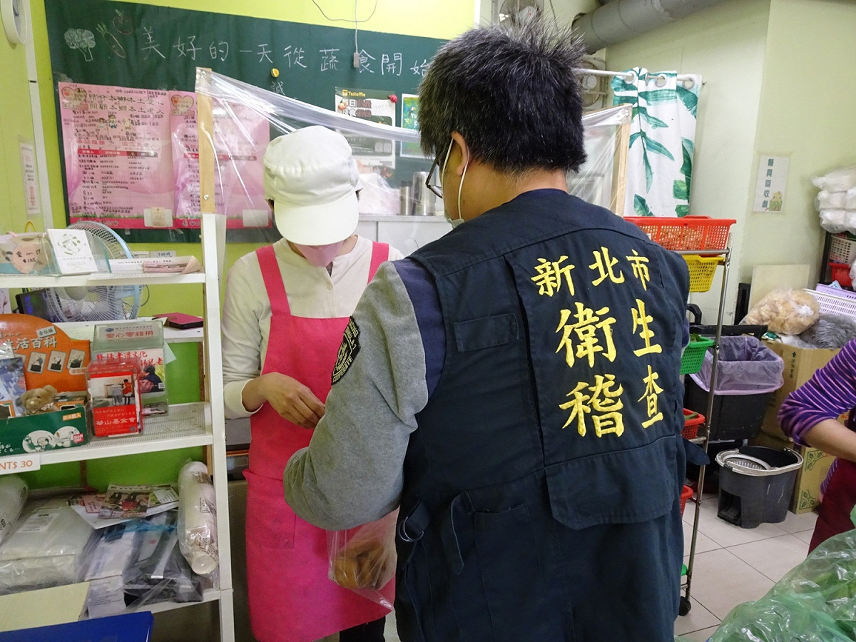 衛生局抽驗豆類食品。 圖：新北市衛生局提供