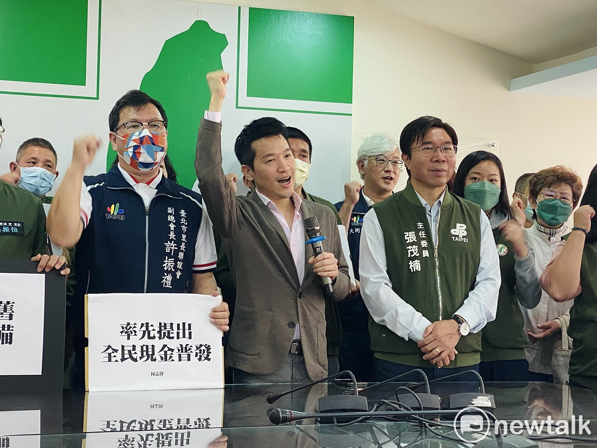 32位士林大同區里長力挺民進黨立委何志偉。 圖：周煊惠 / 攝