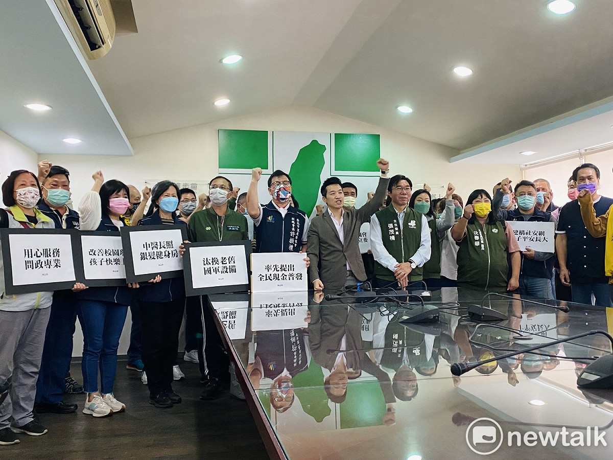32位士林大同區里長力挺民進黨立委何志偉。 圖：周煊惠 / 攝