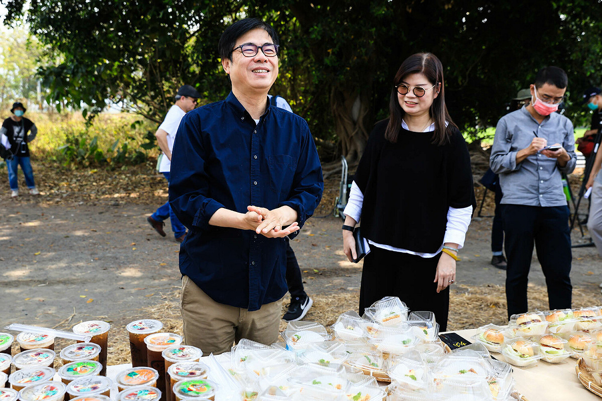 高雄市長陳其邁準備了相當多高雄特色美食前來劇組探班。 圖 : 高雄市政府提供