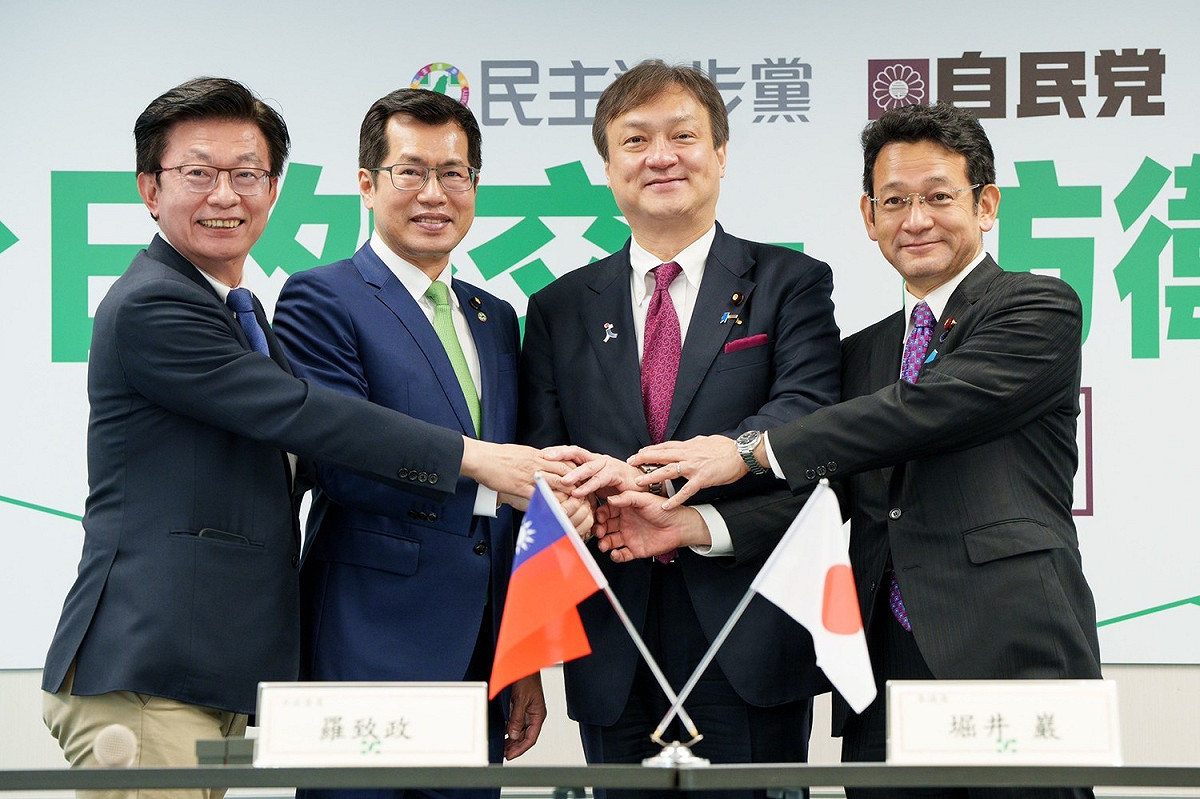 台日執政黨民進黨、自民黨交流頻繁，熟悉日本的郭國文（左）過去就曾深入參與。 圖：民進黨提供（資料照）