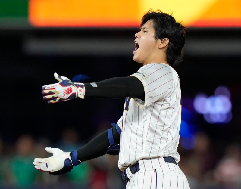 大谷翔平敲出安打後，激情鼓舞隊友。 圖／美聯社／達志影像