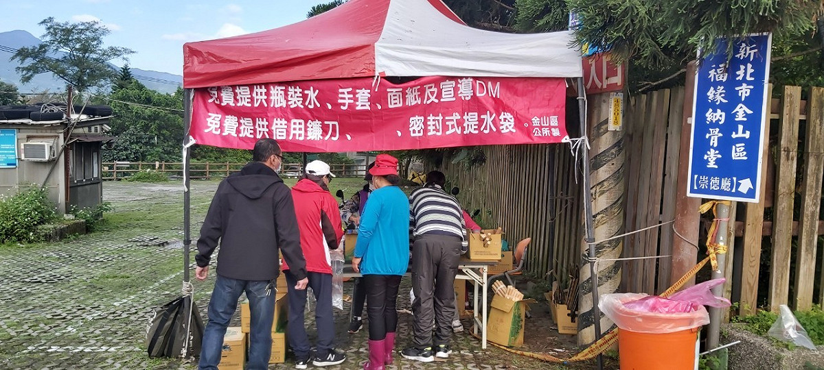 歷年清明服務站民眾借用鐮刀等掃墓工具。 圖：金山區公所提供