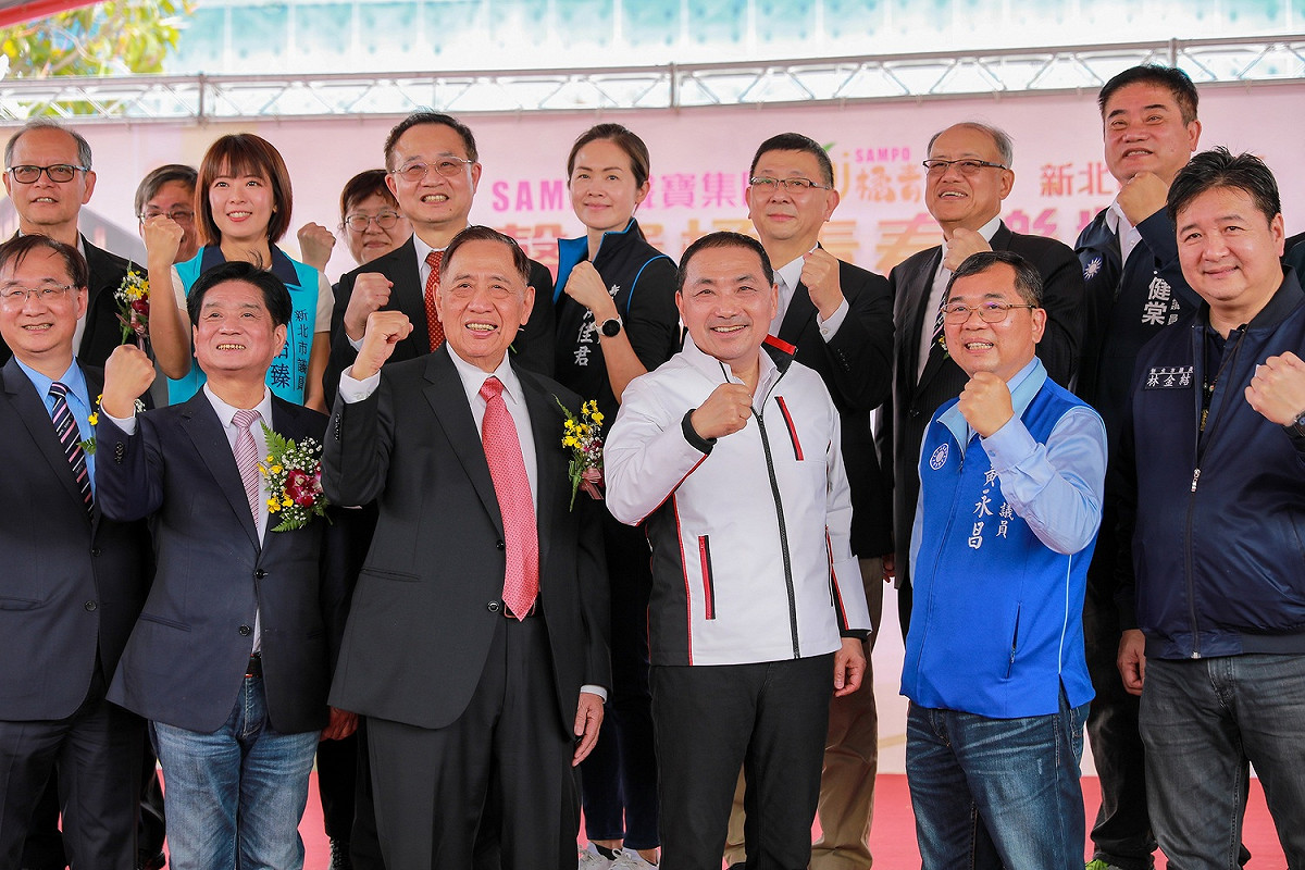 現場與會貴賓合影（前排右三為新北市長侯友宜、前排右四聲寶集團總裁陳盛沺）。 圖：新北市經發局提供