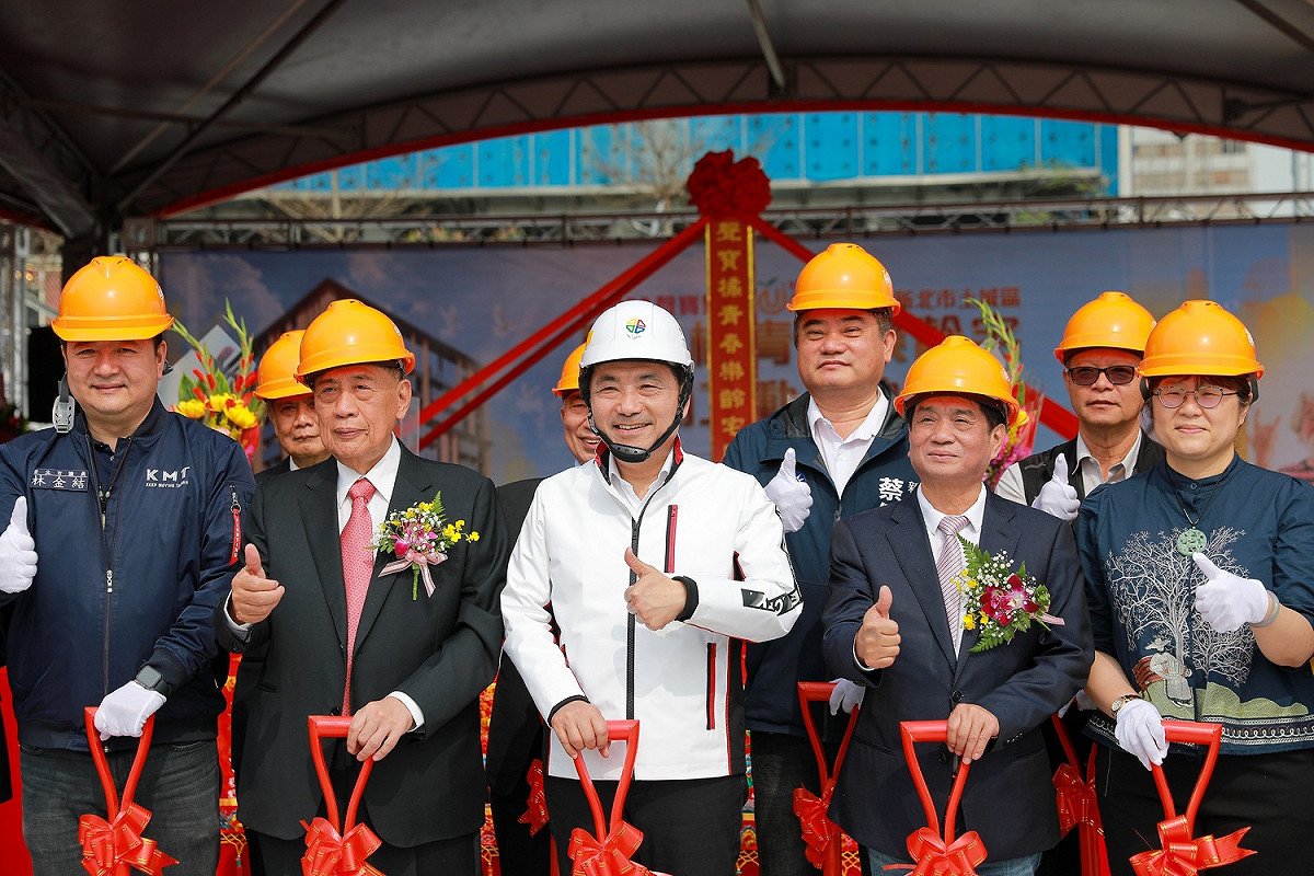 新北市長侯友宜（左三）到場祝賀，與聲寶集團總裁陳盛沺（左二）共同祈求工程順利圓滿。 圖：新北市經發局提供