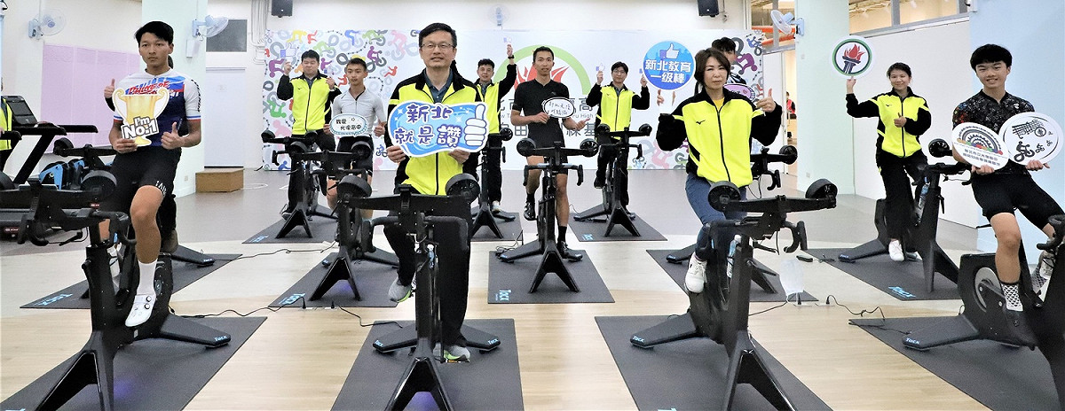 全國首創校園智能自由車訓練基地啟用儀式後合影。 圖：新北市教育局提供