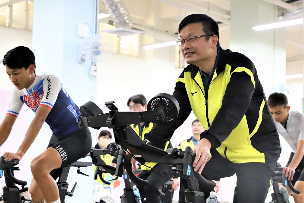教育局長張明文體驗智能自行車練習台。 圖：新北市教育局提供