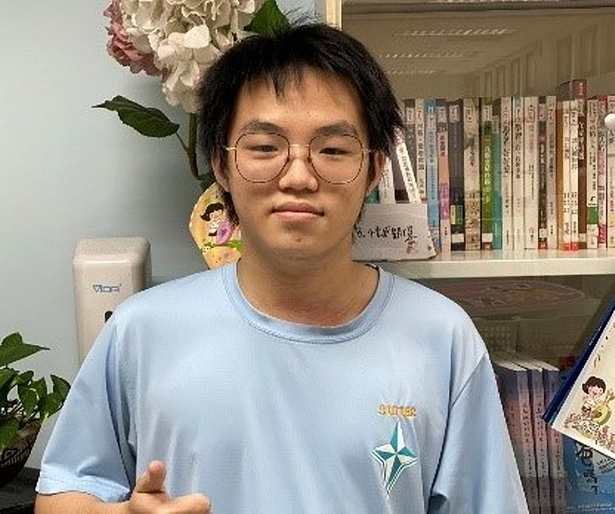 中和高中同學邱冠瑋畢業自新北市立重慶國中，藉由繁星推薦上台大地理環境資源學系 圖：新北市教育局提供
