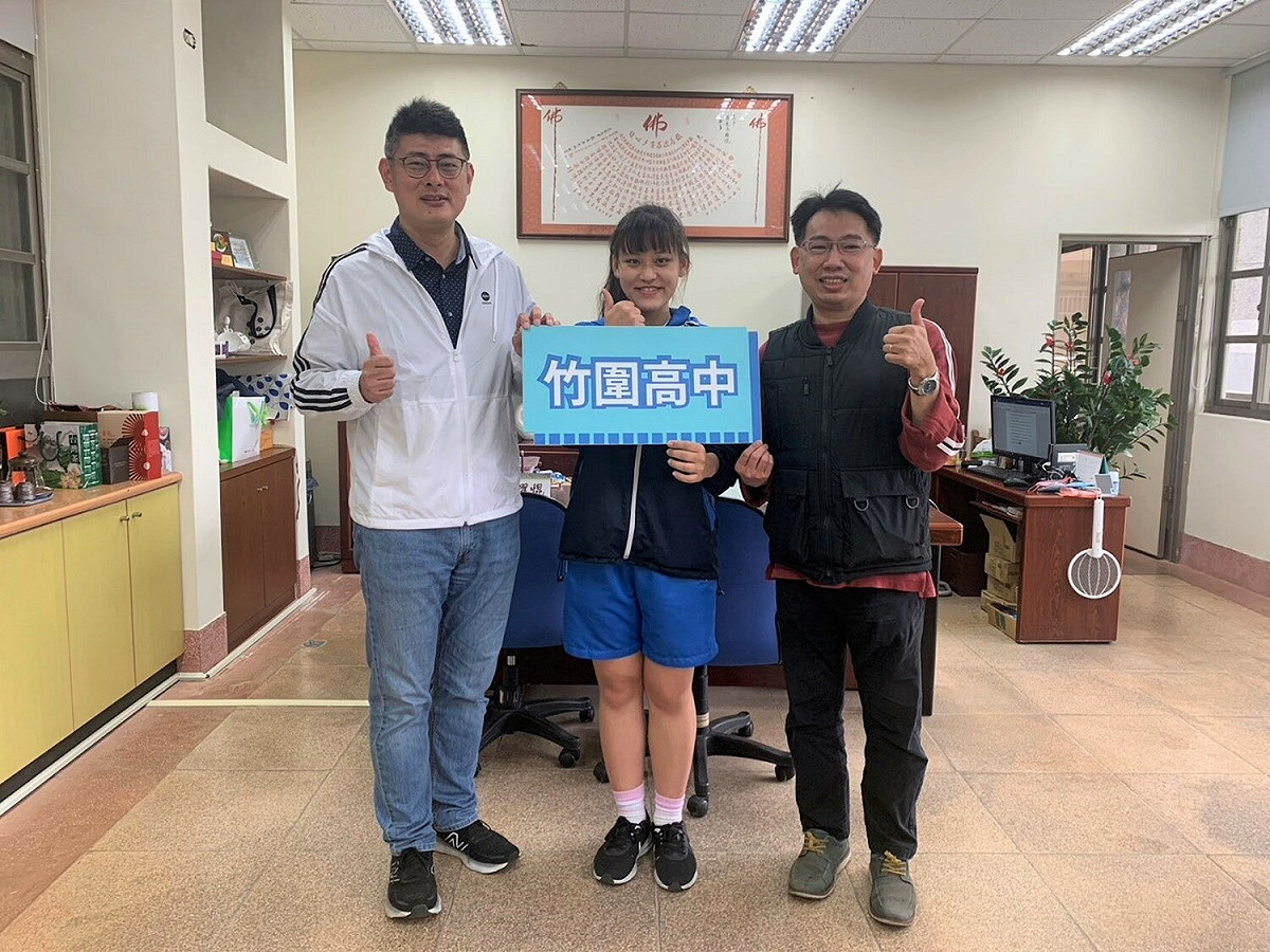竹圍高中同學謝湘綾錄取國立台灣大學職能治療學系，與校長楊耀焜（左）、導師王君誌（右）合影。 圖：新北市教育局提供