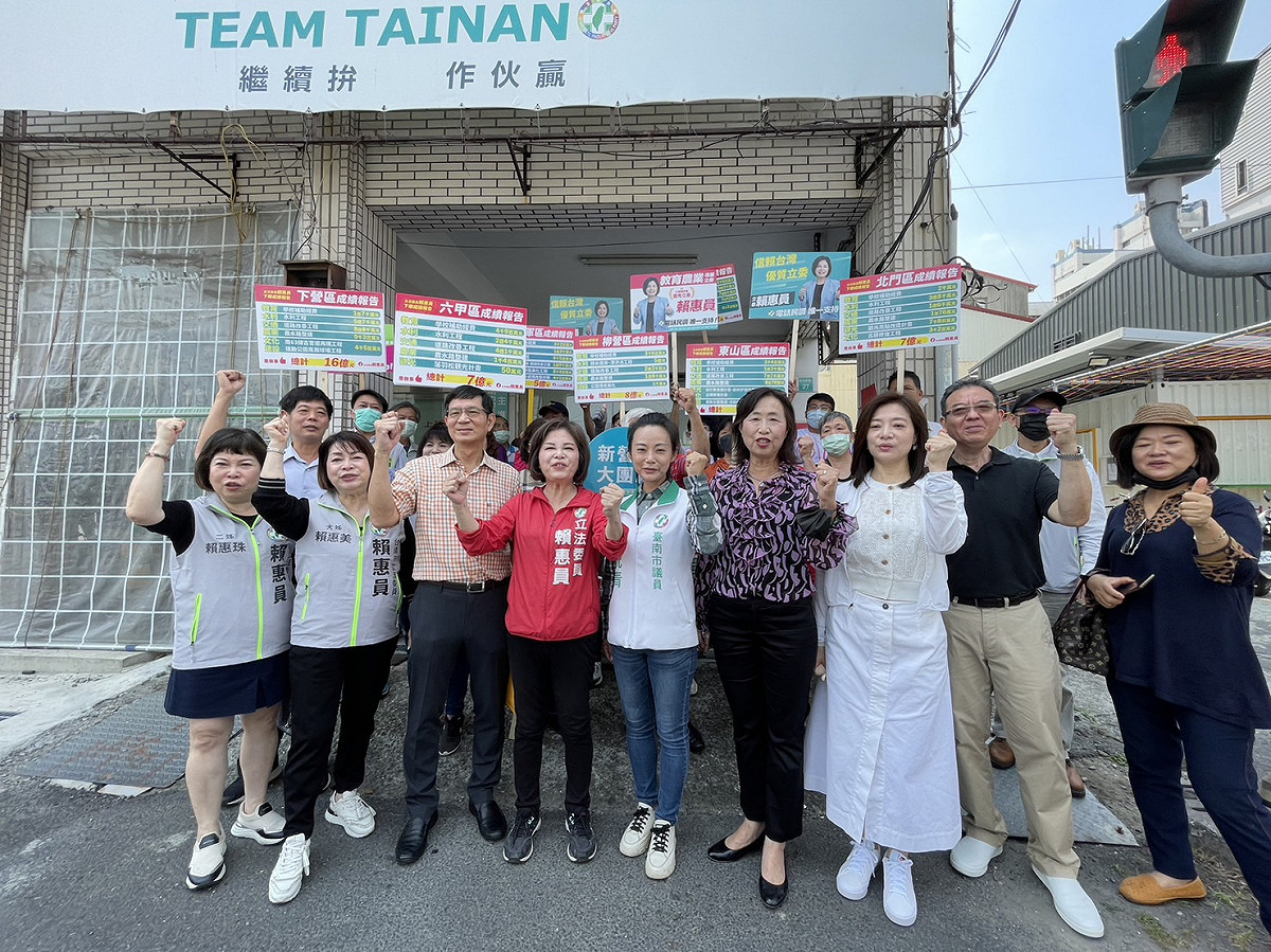 賴惠員前往民進黨新營黨部登記參加黨內初選時，現場聚集大批支持者，自大同路陪同她步行至黨部，聲勢相當浩大。 圖：黃博郎／攝