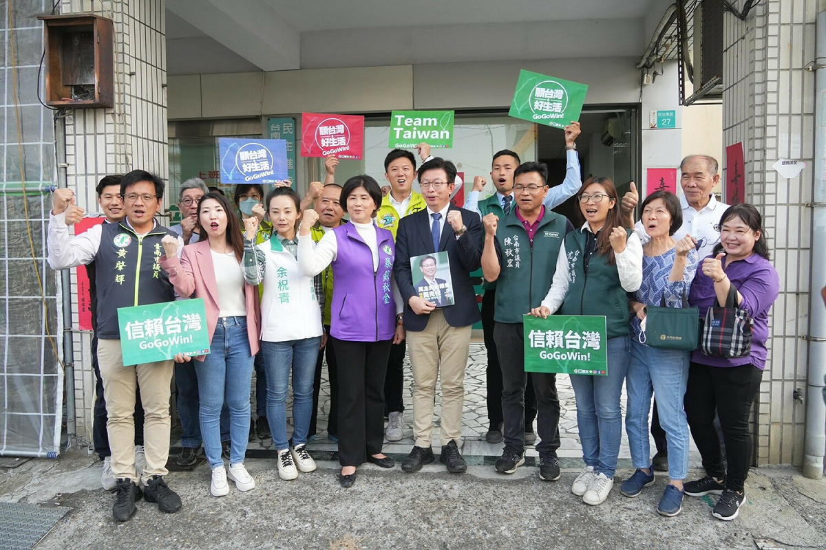 郭國文在南市議員黃肇輝、蔡麗青、余祝青、沈震東、王宣貿、陳秋宏、蔡蘇秋金和沈家鳳的陪同下，赴民進黨新營黨部登記參選2024台南第二選區立委，力拚連任。 圖：黃博郎／攝