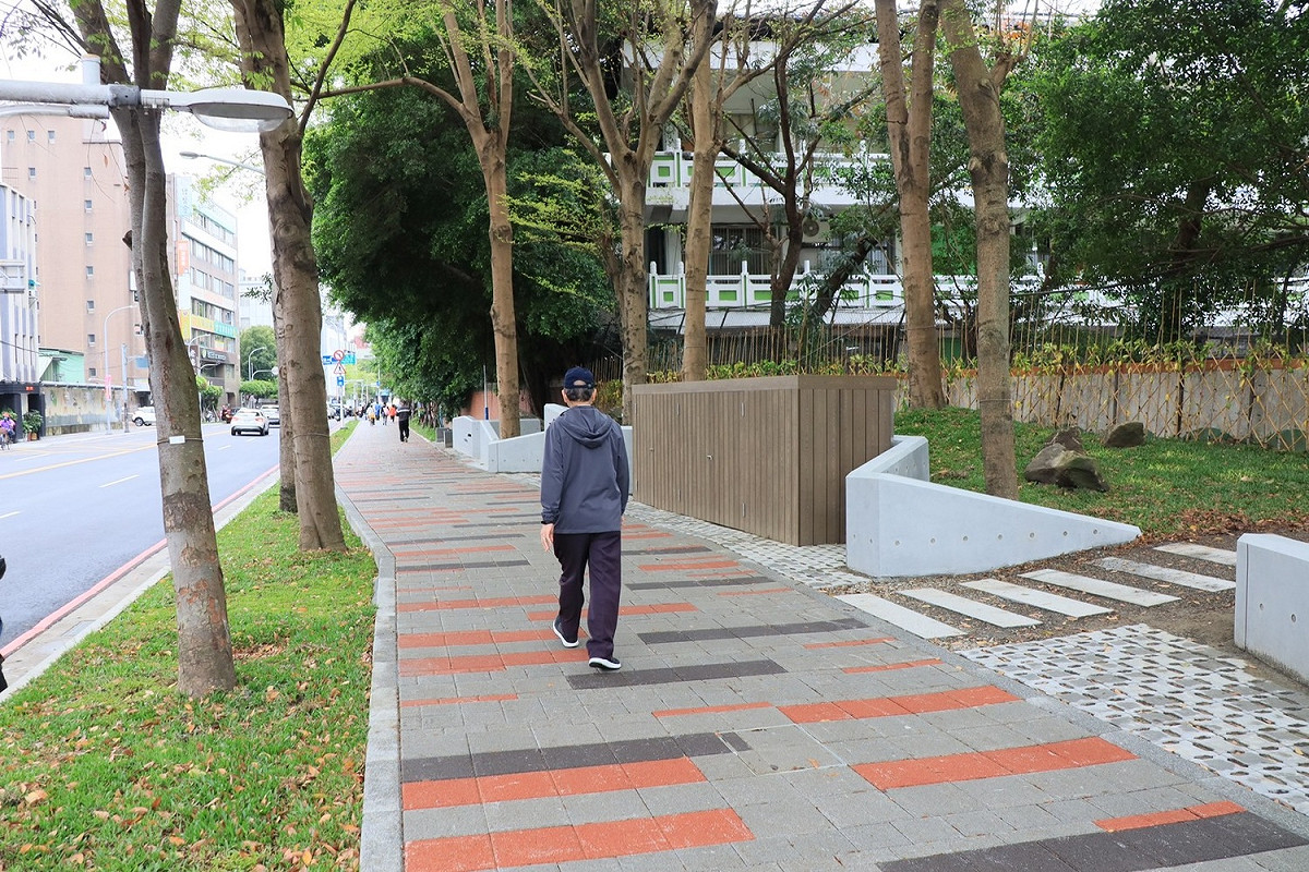 養工處打造府中美學板橋北門街人行環境改造工程，贏得去年公共工程金質獎，成為各縣市政府考察標的。 圖：新北市工務局提供