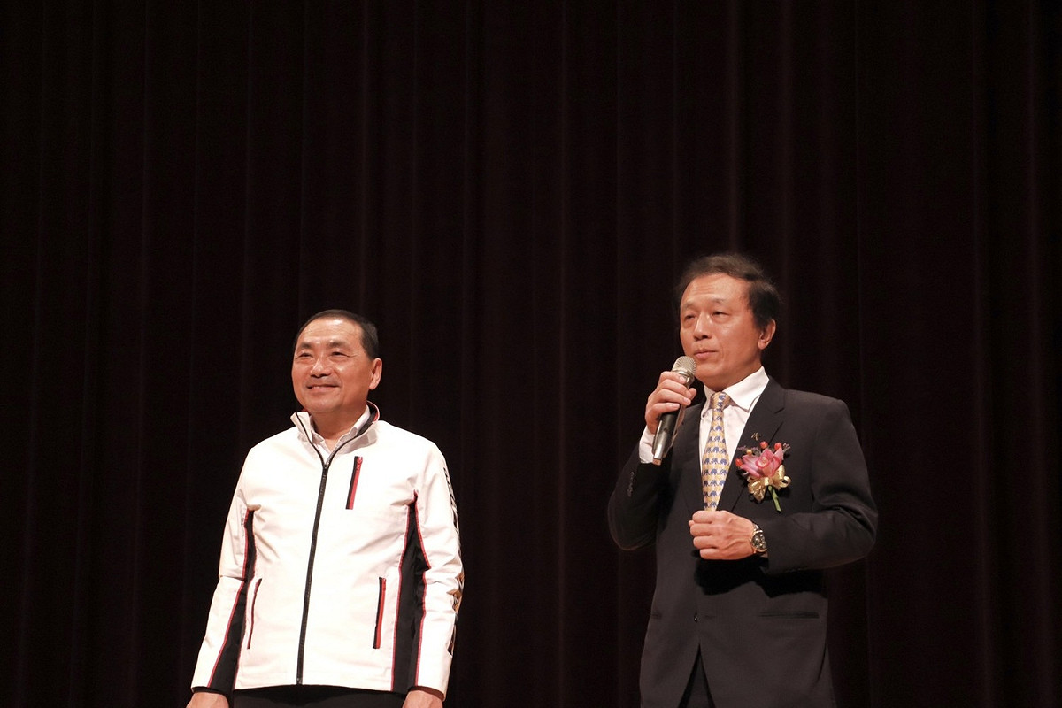 新北市長侯友宜（左）與新北市建築師公會理事長崔懋森（右）共同感謝建築師們的協助，期許日後一同將新北市打造成永續城市。 圖：新北市工務局提供