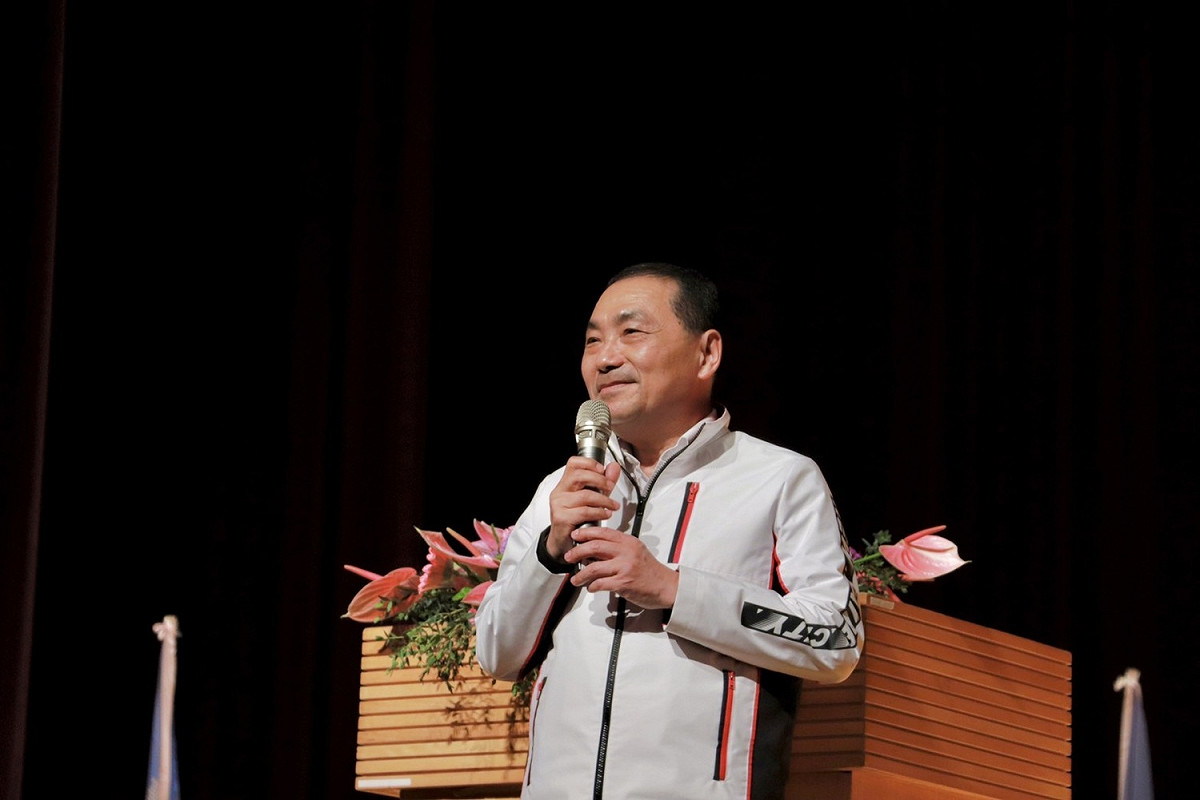 新北市長侯友宜今日出席新北市建築師公會第5屆第3次會員大會，感謝公會協助市府進行建照審查等業務，也希望和公會攜手合作，提起達到2050淨零碳打造永續城市的目標。 圖：新北市工務局提供