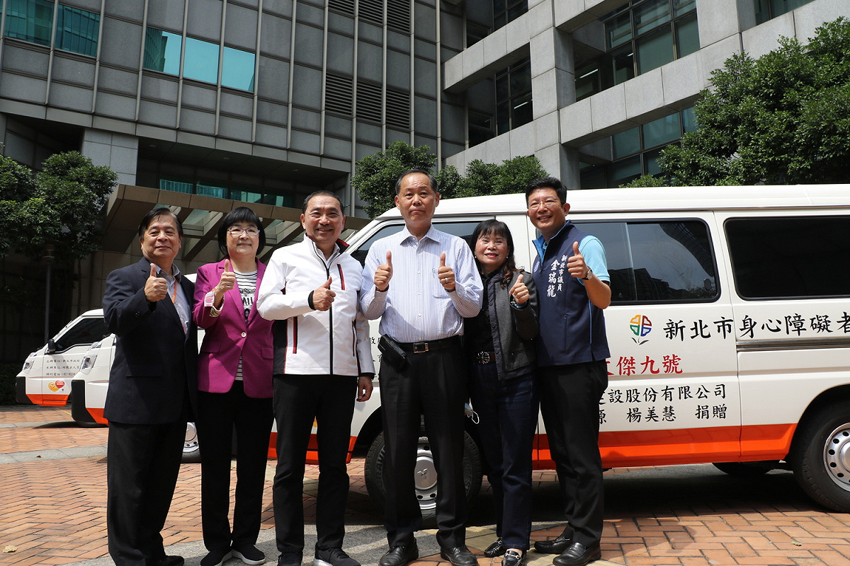 文傑建設董事長郭進源（右3）捐贈3輛 累計捐出9輛復康巴士，新北市長侯友宜(左3)、交通局長鍾鳴時(左1)、社會局長張錦麗(左2)及市府顧問李麗圳(右2)都表達感謝，新北市議員金瑞龍也到場分享喜悅。 圖：新北市社會局提供