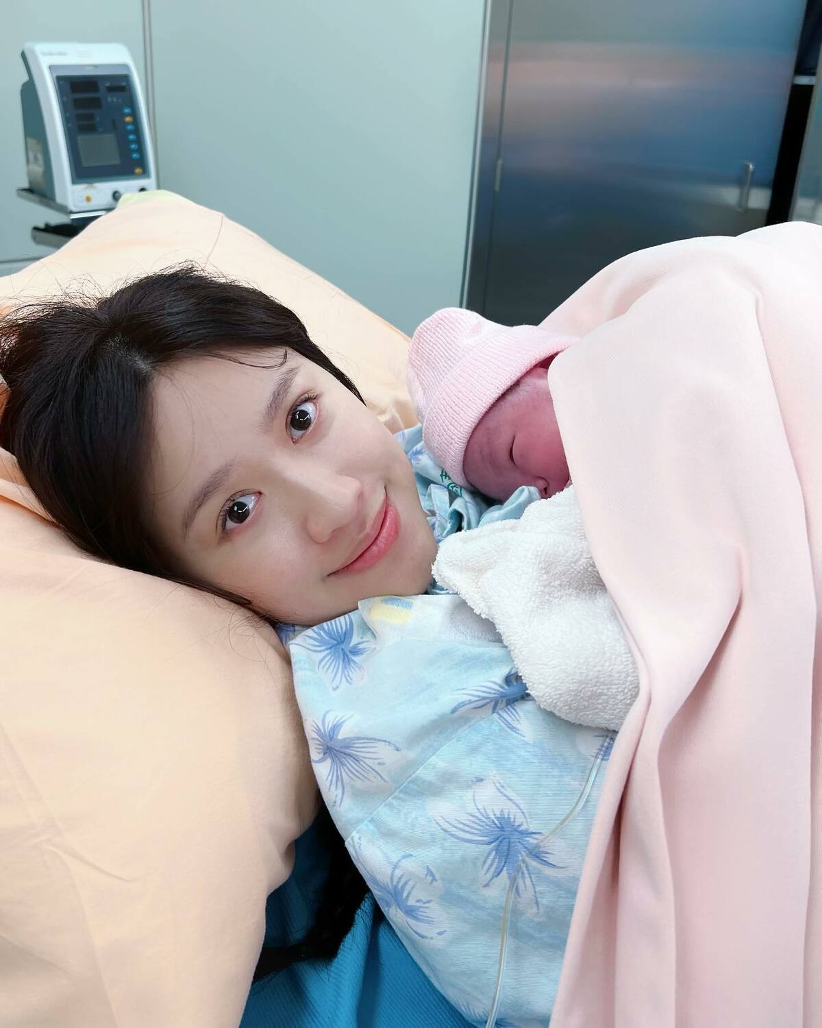 Sandy昨(21)日晚間順利產下體重2990克的兒子「Mason 小初一」。 圖：翻攝自FB/吳姍儒 Sandy Wu