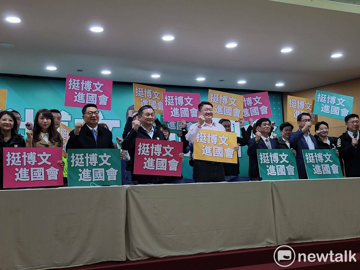 跨派系民代高喊「挺博文，進國會」，展現團結氣勢。 圖：陳佩君／攝