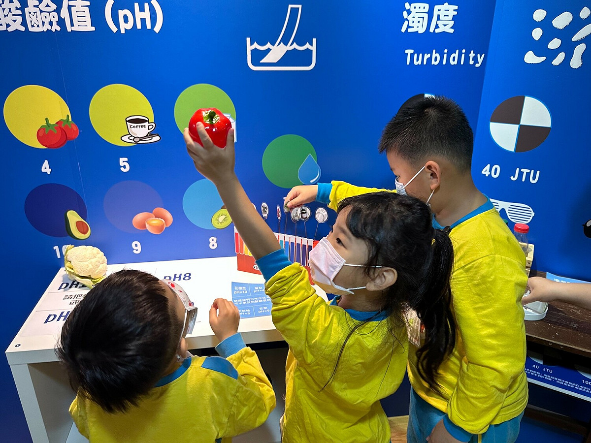 幼兒園小朋友參訪新北濕地故事館「巡覓」特展。 圖：新北市環保局提供