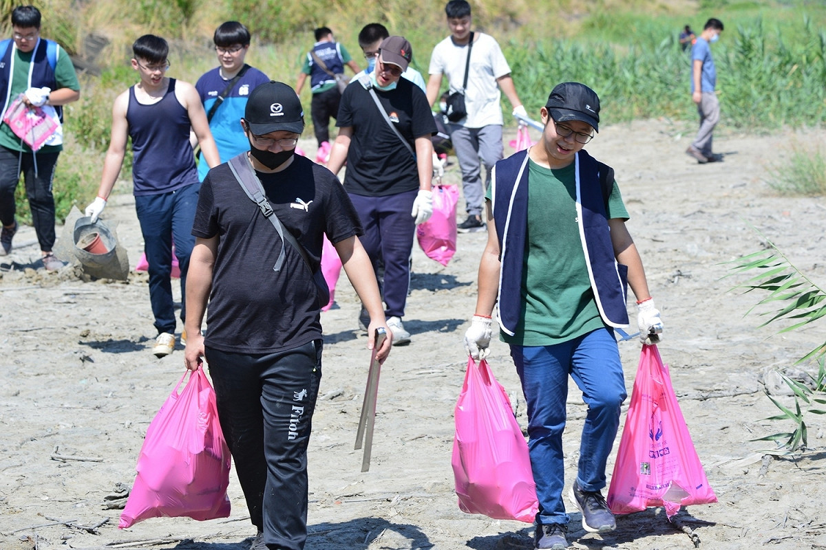 泰山區水環境巡守隊隊員淨溪。 圖：新北市環保局提供