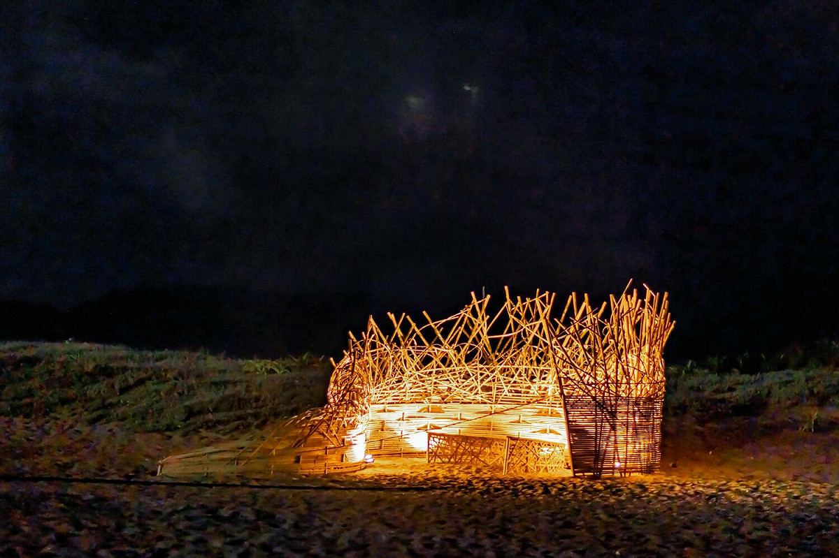 北海夜金閃閃「北海潮與火」作品「月與火」獲得景觀設計組雕塑設計(Landscape Design - Sculpture Design)銀獎榮耀。 圖：新北市景觀處提供