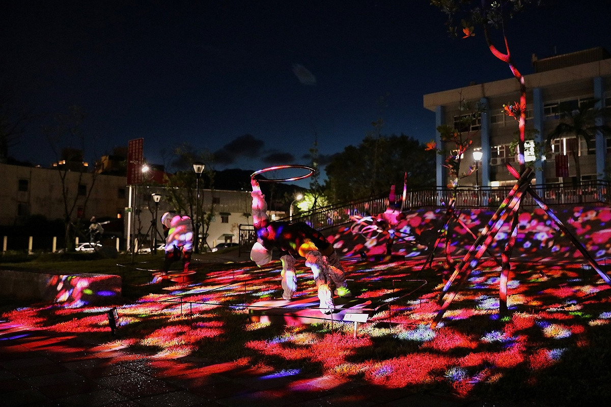 北海夜金閃閃「光，和_作用」櫻花公園的光雕投影與藝術作品。 圖：新北市景觀處提供