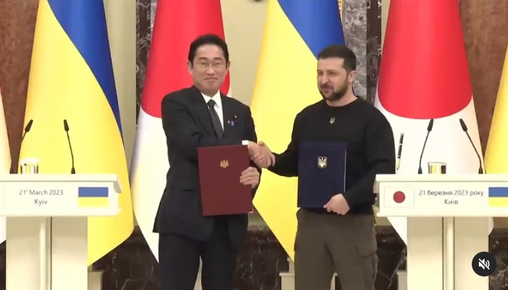 日本首相岸田文雄（左）閃電訪問基庯，與烏克蘭總統澤連斯基會晤後發表聯合聲明，雙方同意繼續就擴大安全合作展開對話，也談到對俄羅斯的進一步制裁壓力。 圖：翻攝自澤連斯基IG影片
