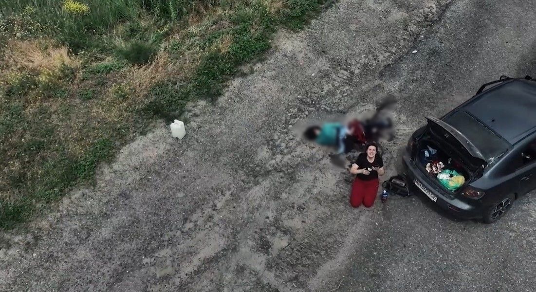 烏克蘭平民遭俄軍射中頭部，之後更被丟棄壕溝中。 圖：翻攝推特