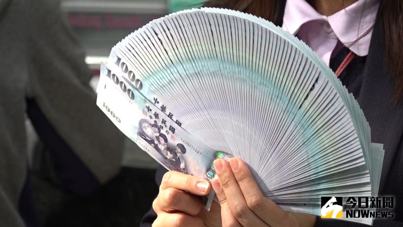 普發6000元官網今（22）日正式開放，財政部為避免同時登記，造成網站停滯，第一日僅供身分證尾數0、1的民眾使用。 圖／記者朱永強攝