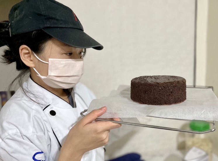 新北市就服處協助青年申請「斜槓青年職能培力計畫」，完成輔導及職訓後可請領津貼及職訓補助，最高2萬3000元，歡迎設籍或實際居住在新北市，18至29歲之青年踴躍參加。 圖：新北市勞工局提供